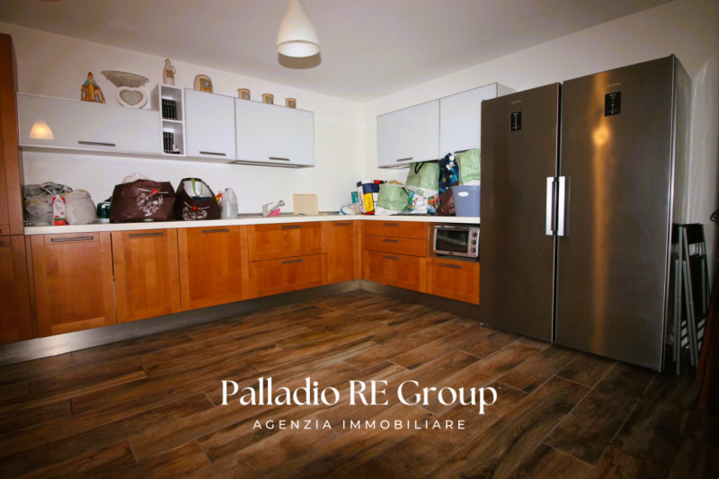 Scopri questa splendida villa bifamiliare situata nella ricercata zona di Valmarana, ad Altavilla...