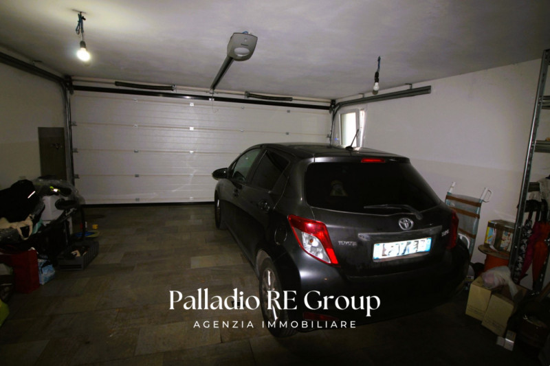 Scopri questa splendida villa bifamiliare situata nella ricercata zona di Valmarana, ad Altavilla...