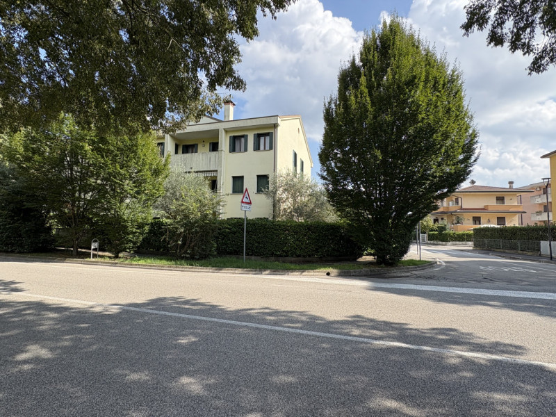 Se stai cercando un appartamento spazioso con un bel giardino privato, questa soluzione potrebbe ...