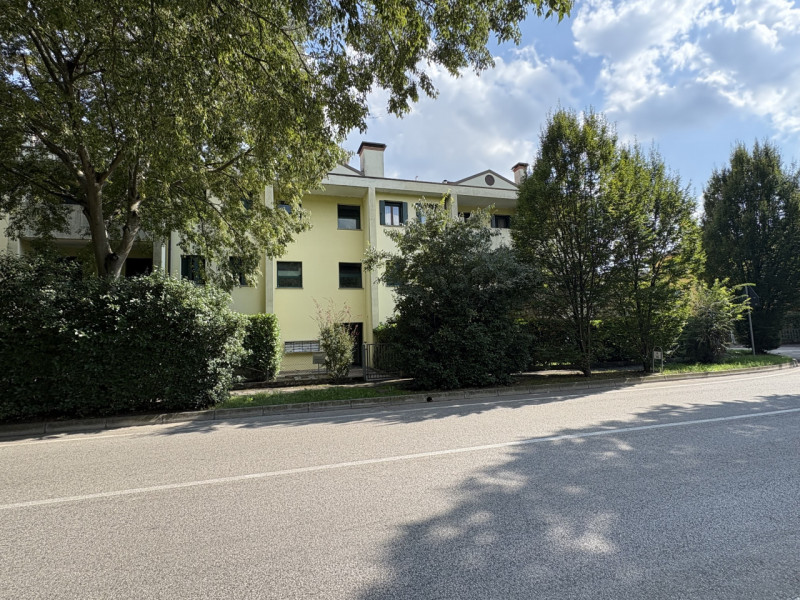 Se stai cercando un appartamento spazioso con un bel giardino privato, questa soluzione potrebbe ...