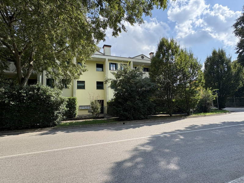 Se stai cercando un appartamento spazioso con un bel giardino privato, questa soluzione potrebbe ...