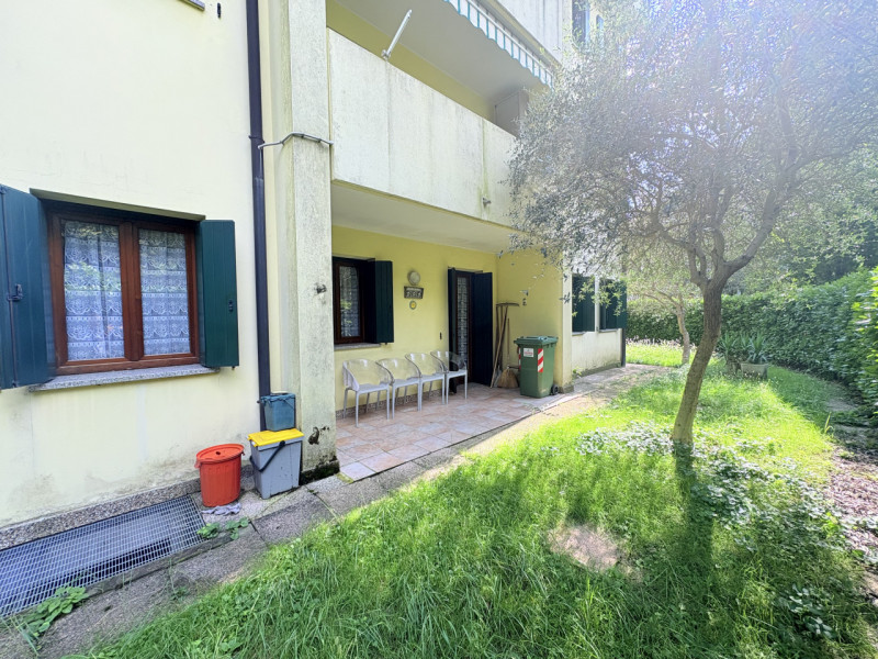 Se stai cercando un appartamento spazioso con un bel giardino privato, questa soluzione potrebbe ...