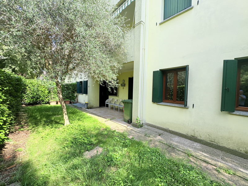 Se stai cercando un appartamento spazioso con un bel giardino privato, questa soluzione potrebbe ...