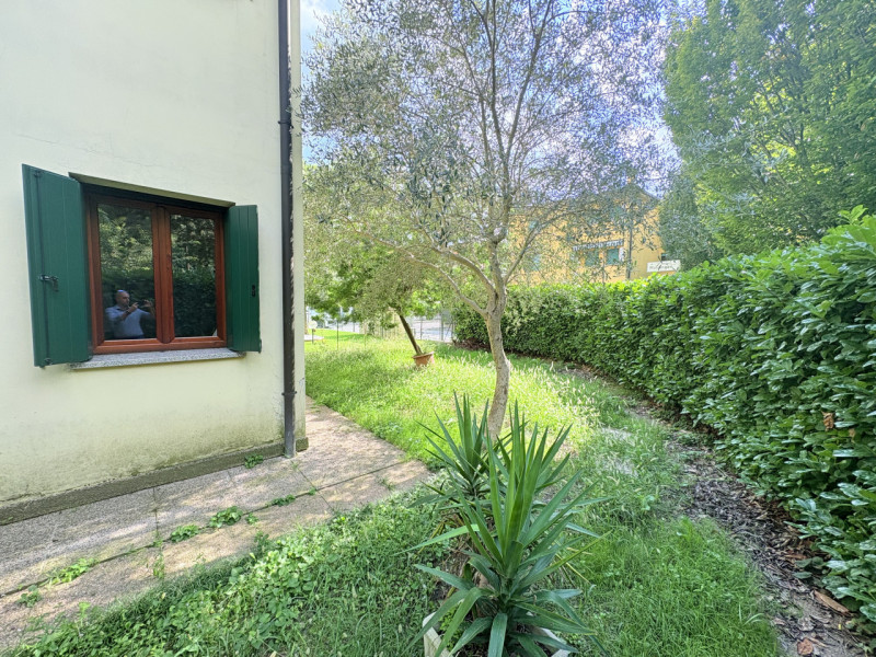 Se stai cercando un appartamento spazioso con un bel giardino privato, questa soluzione potrebbe ...