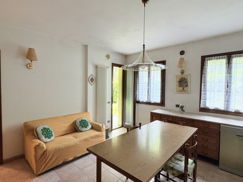 Se stai cercando un appartamento spazioso con un bel giardino privato, questa soluzione potrebbe ...