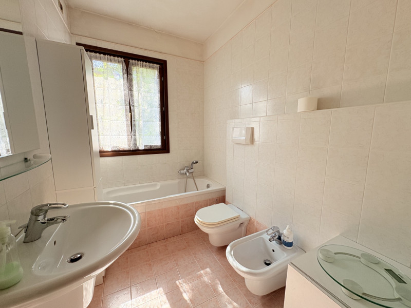 Se stai cercando un appartamento spazioso con un bel giardino privato, questa soluzione potrebbe ...