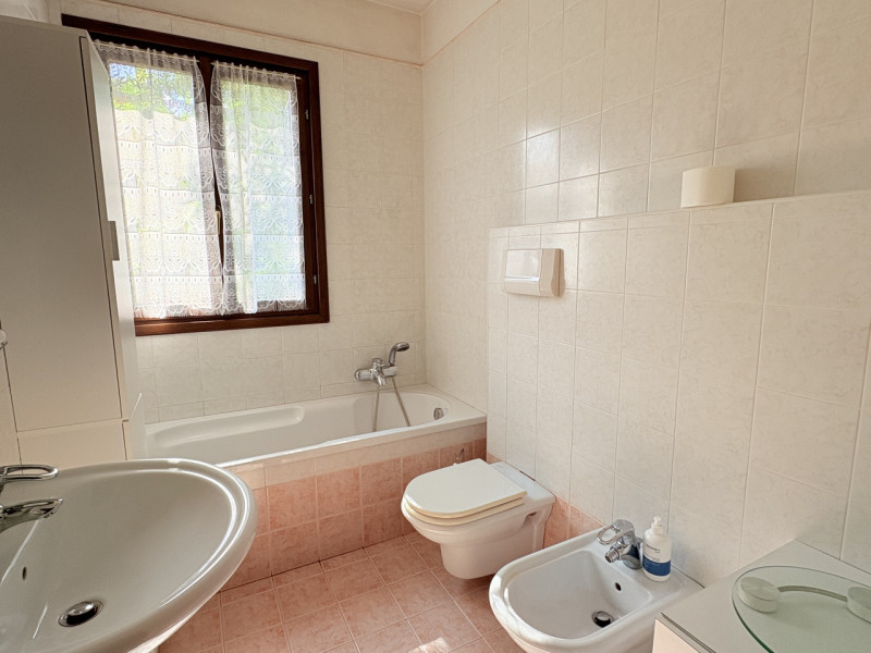 Se stai cercando un appartamento spazioso con un bel giardino privato, questa soluzione potrebbe ...