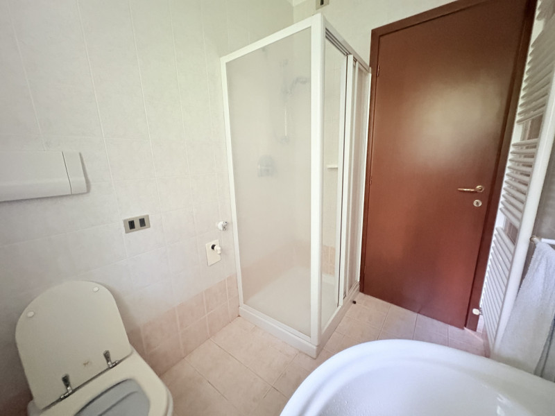 Se stai cercando un appartamento spazioso con un bel giardino privato, questa soluzione potrebbe ...