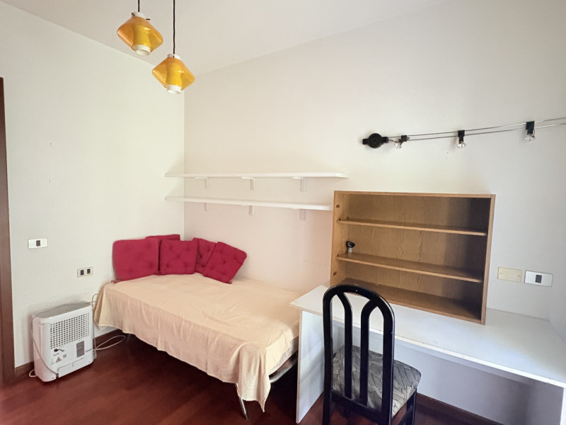 Se stai cercando un appartamento spazioso con un bel giardino privato, questa soluzione potrebbe ...