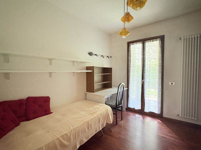 Se stai cercando un appartamento spazioso con un bel giardino privato, questa soluzione potrebbe ...