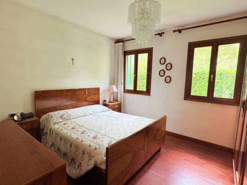 Se stai cercando un appartamento spazioso con un bel giardino privato, questa soluzione potrebbe ...