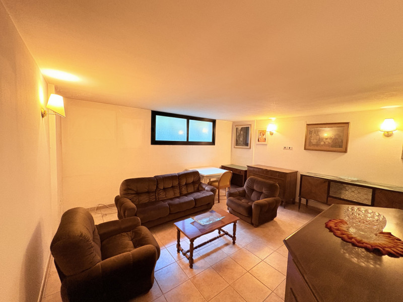 Se stai cercando un appartamento spazioso con un bel giardino privato, questa soluzione potrebbe ...