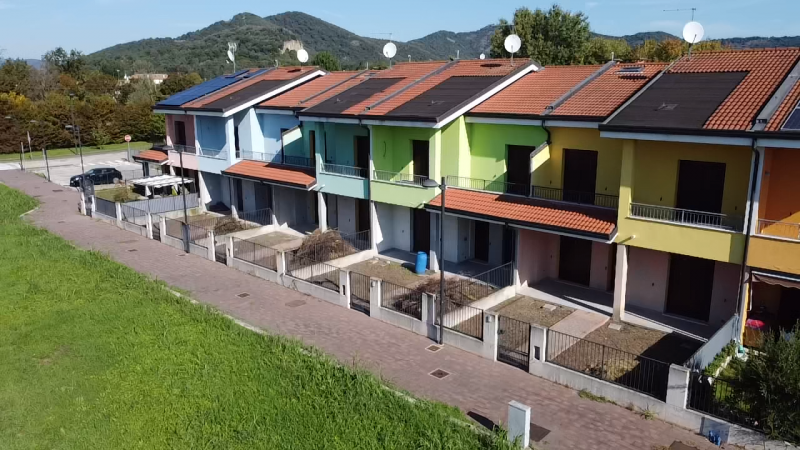 In zona tranquilla e riservata, ma comoda al centro del paese, proponiamo elegante casa a schiera...