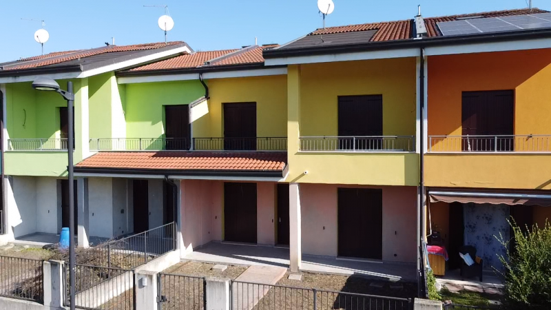 In zona tranquilla e riservata, ma comoda al centro del paese, proponiamo elegante casa a schiera...
