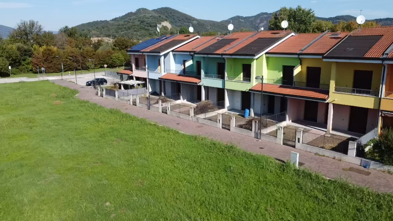 In zona tranquilla e riservata, ma comoda al centro del paese, proponiamo elegante casa a schiera...