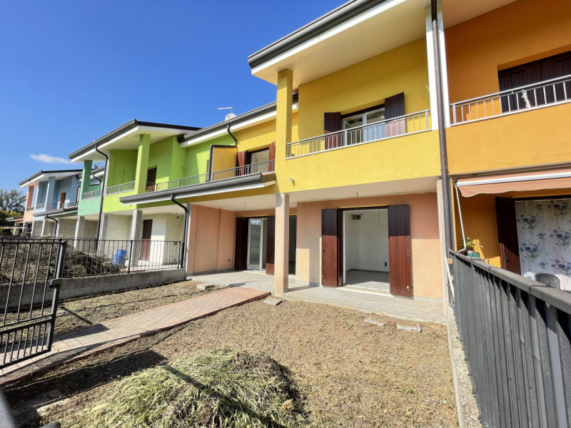 In zona tranquilla e riservata, ma comoda al centro del paese, proponiamo elegante casa a schiera...