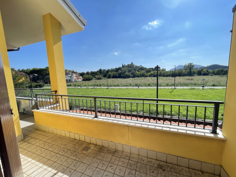 In zona tranquilla e riservata, ma comoda al centro del paese, proponiamo elegante casa a schiera...