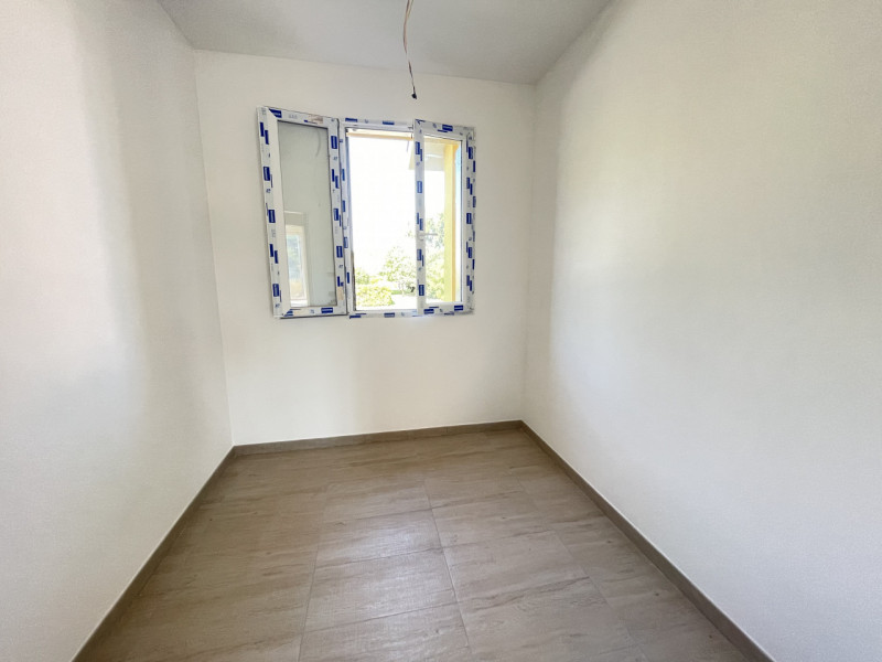 In zona tranquilla e riservata, ma comoda al centro del paese, proponiamo elegante casa a schiera...