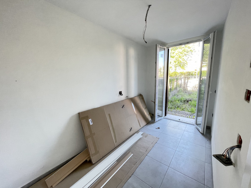 In zona tranquilla e riservata, ma comoda al centro del paese, proponiamo elegante casa a schiera...