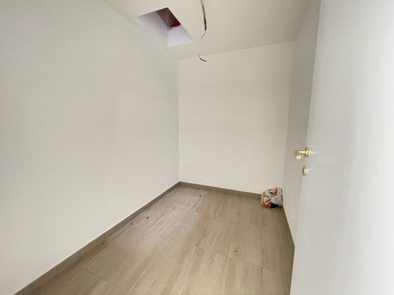 In zona tranquilla e riservata, ma comoda al centro del paese, proponiamo elegante casa a schiera...