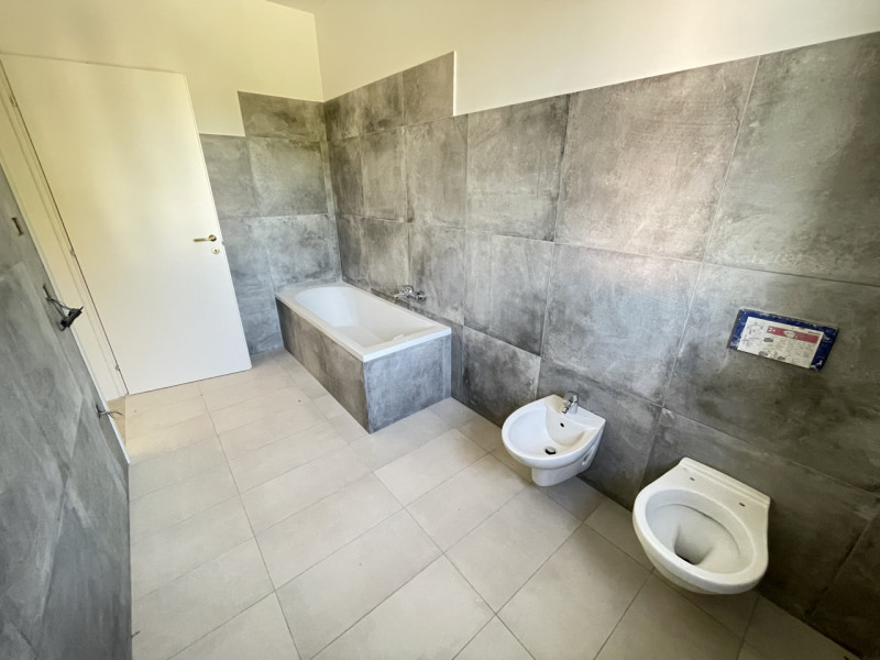 In zona tranquilla e riservata, ma comoda al centro del paese, proponiamo elegante casa a schiera...