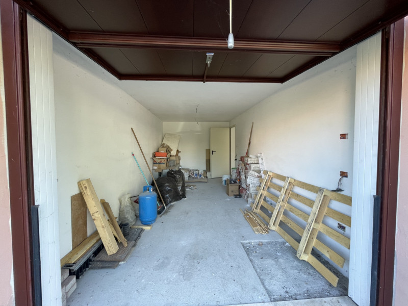 In zona tranquilla e riservata, ma comoda al centro del paese, proponiamo elegante casa a schiera...