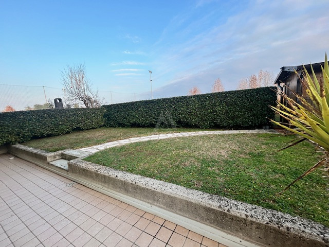 L'Agenzia Immobiliare IRIS propone in vendita luminoso trilocale in zona residenziale ad Albaredo...