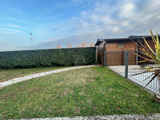 L'Agenzia Immobiliare IRIS propone in vendita luminoso trilocale in zona residenziale ad Albaredo...