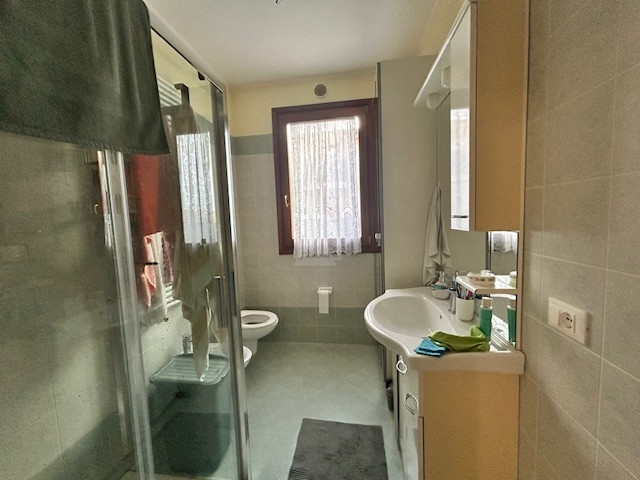 L'Agenzia Immobiliare IRIS propone in vendita luminoso trilocale in zona residenziale ad Albaredo...