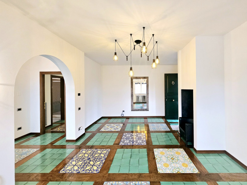 Nel centro di Villa Estense, proponiamo in vendita una splendida porzione di bifamiliare orizzont...