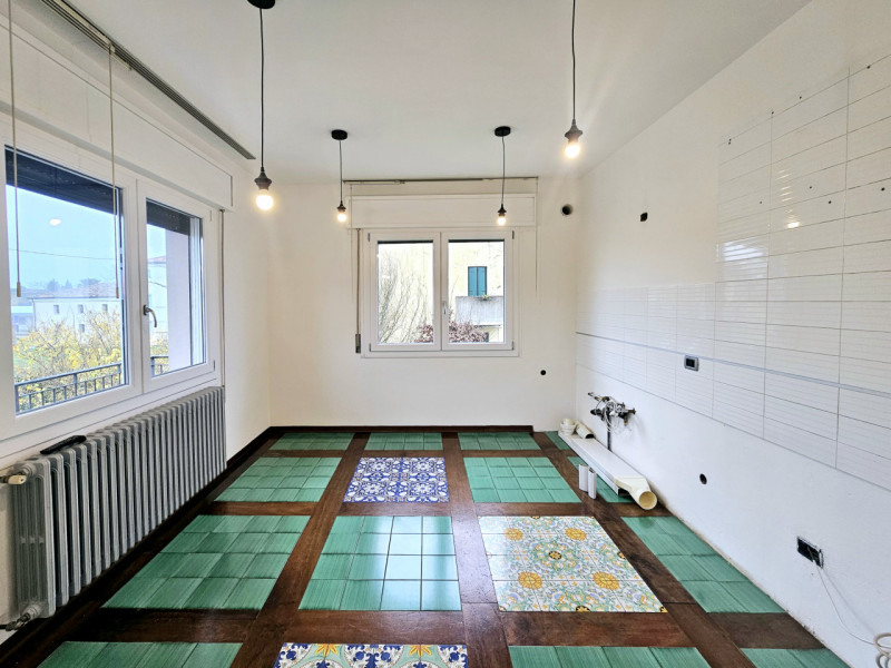 Nel centro di Villa Estense, proponiamo in vendita una splendida porzione di bifamiliare orizzont...