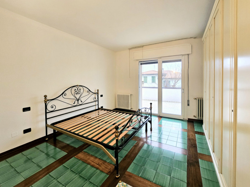 Nel centro di Villa Estense, proponiamo in vendita una splendida porzione di bifamiliare orizzont...