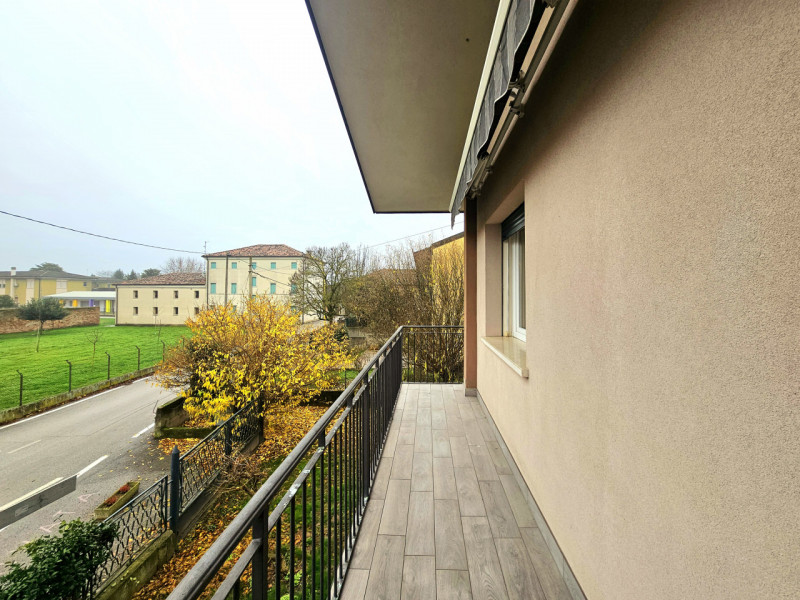 Nel centro di Villa Estense, proponiamo in vendita una splendida porzione di bifamiliare orizzont...