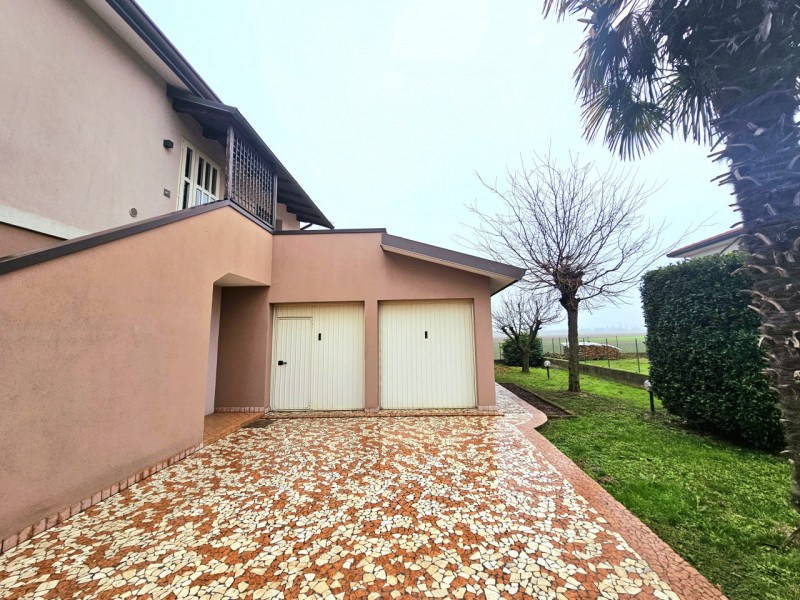 Nel centro di Villa Estense, proponiamo in vendita una splendida porzione di bifamiliare orizzont...