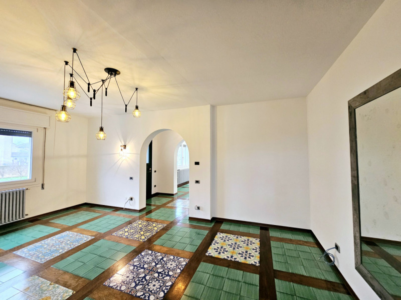 Nel centro di Villa Estense, proponiamo in vendita una splendida porzione di bifamiliare orizzont...