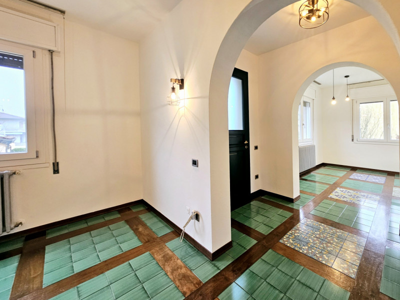 Nel centro di Villa Estense, proponiamo in vendita una splendida porzione di bifamiliare orizzont...