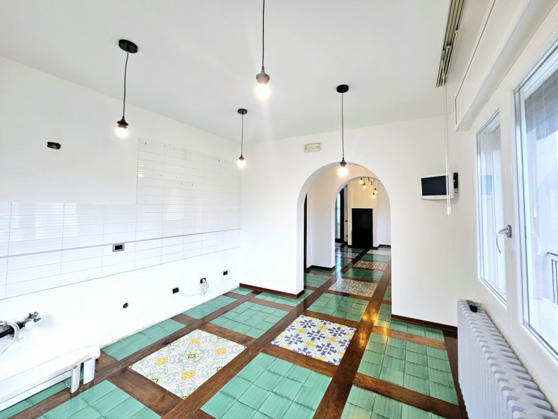 Nel centro di Villa Estense, proponiamo in vendita una splendida porzione di bifamiliare orizzont...