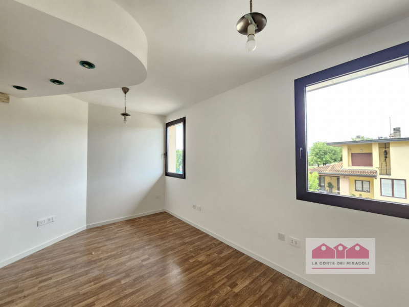 COSTABISSARA: LUMINOSO UFFICIO IMMEDIATAMENTE DISPONIBILE IN LOCAZIONE, SPAZIO VERSATILE CON AMBI...