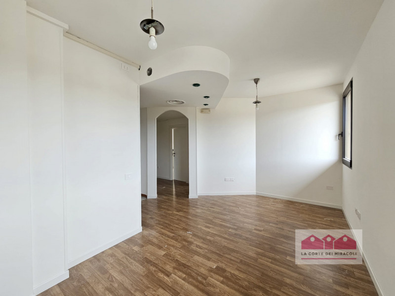 COSTABISSARA: LUMINOSO UFFICIO IMMEDIATAMENTE DISPONIBILE IN LOCAZIONE, SPAZIO VERSATILE CON AMBI...