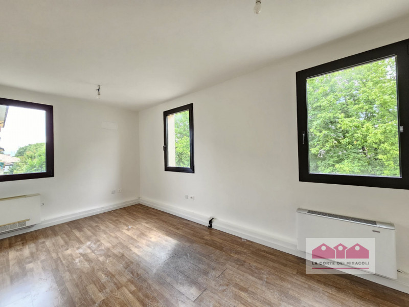 COSTABISSARA: LUMINOSO UFFICIO IMMEDIATAMENTE DISPONIBILE IN LOCAZIONE, SPAZIO VERSATILE CON AMBI...