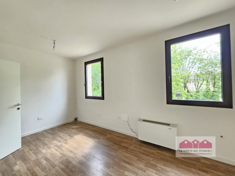 COSTABISSARA: LUMINOSO UFFICIO IMMEDIATAMENTE DISPONIBILE IN LOCAZIONE, SPAZIO VERSATILE CON AMBI...