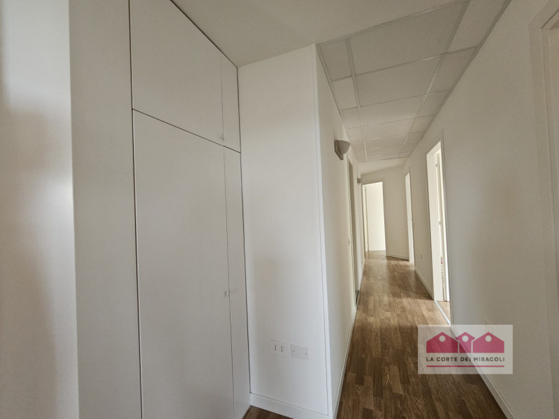 COSTABISSARA: LUMINOSO UFFICIO IMMEDIATAMENTE DISPONIBILE IN LOCAZIONE, SPAZIO VERSATILE CON AMBI...