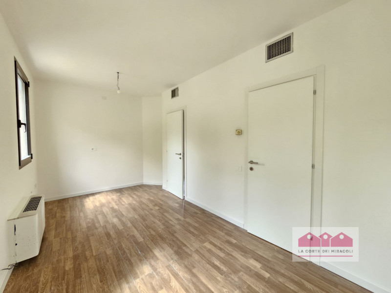 COSTABISSARA: LUMINOSO UFFICIO IMMEDIATAMENTE DISPONIBILE IN LOCAZIONE, SPAZIO VERSATILE CON AMBI...