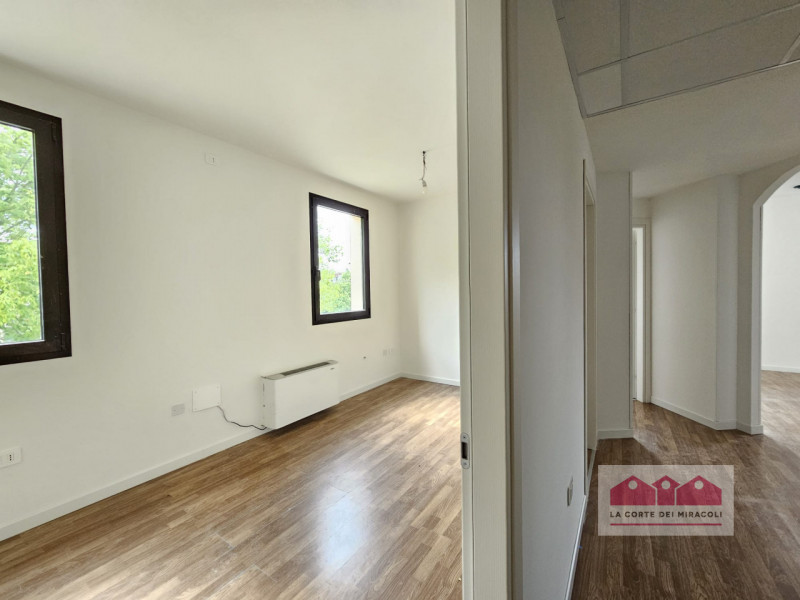 COSTABISSARA: LUMINOSO UFFICIO IMMEDIATAMENTE DISPONIBILE IN LOCAZIONE, SPAZIO VERSATILE CON AMBI...