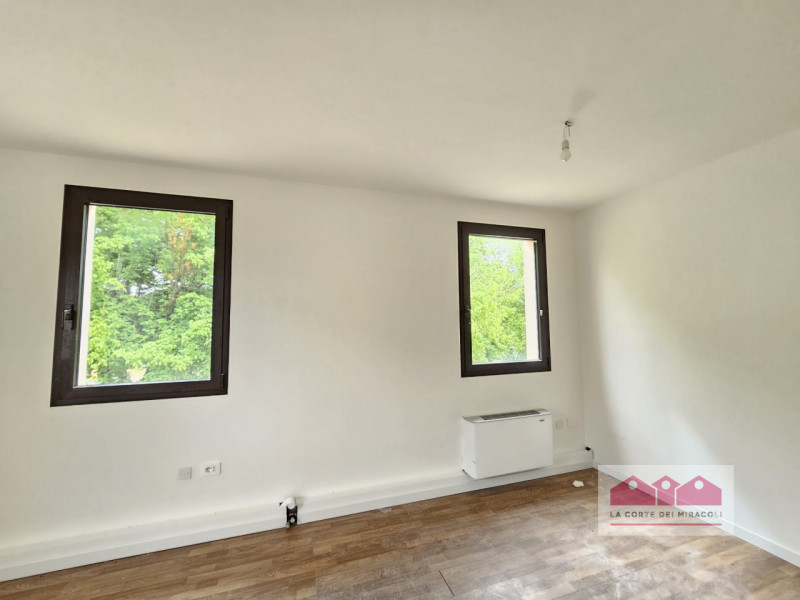 COSTABISSARA: LUMINOSO UFFICIO IMMEDIATAMENTE DISPONIBILE IN LOCAZIONE, SPAZIO VERSATILE CON AMBI...