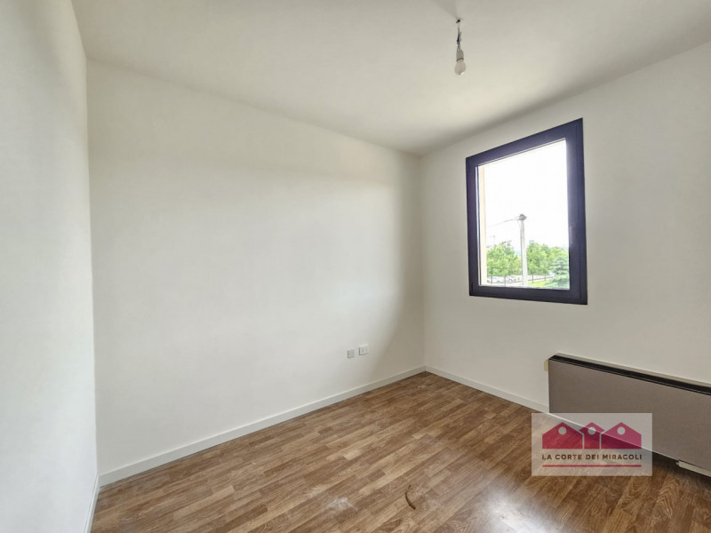 COSTABISSARA: LUMINOSO UFFICIO IMMEDIATAMENTE DISPONIBILE IN LOCAZIONE, SPAZIO VERSATILE CON AMBI...