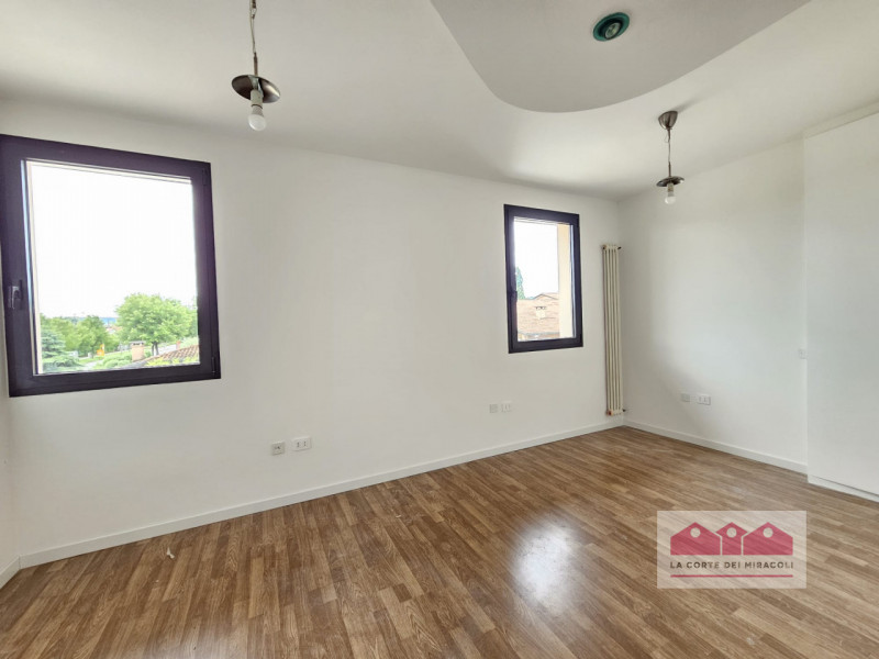 COSTABISSARA: LUMINOSO UFFICIO IMMEDIATAMENTE DISPONIBILE IN LOCAZIONE, SPAZIO VERSATILE CON AMBI...