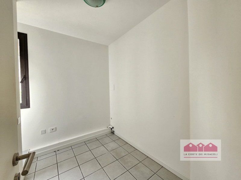 COSTABISSARA: LUMINOSO UFFICIO IMMEDIATAMENTE DISPONIBILE IN LOCAZIONE, SPAZIO VERSATILE CON AMBI...