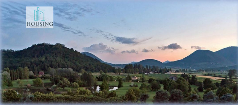 A Monteortone, in un contesto ai piedi dei Colli Euganei e a 7 minuti a piedi dal centro pedonale...