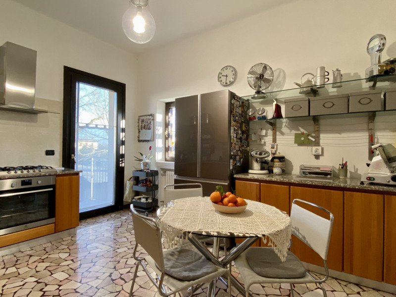 In una delle zone più strategiche e richieste di Vicenza, nel quartiere di Ponte Marchese, a poch...